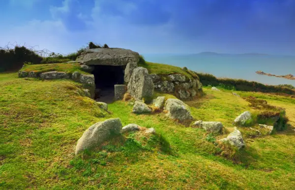 Кембридж став найпривітнішим містом Великої Британії 10 Bant's Carn, Ancient Burial Chamber, St Mary's, Isles of Scilly, UK ; Shutterstock ID 1370492516; purchase_order: -; job: -; client: -; other: -