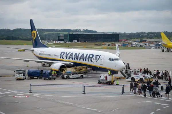 Ryanair замінить EasyJet на летовищах Великої Британії 7 Літак Boeing 737 авіакомпанії Ryanair в аеропорту імені Яна Павла II Краків-Баліце в Кракові, Польща, 24 липня 2026 року. Ryanair — ірландська бюджетна авіакомпанія, що здійснює регулярні пасажирські авіаперевезення по Європі. Перевізник є одним із найбільших бюджетних авіаперевізників Європи. (Фото: Marcin Golba/NurPhoto через Getty Images)