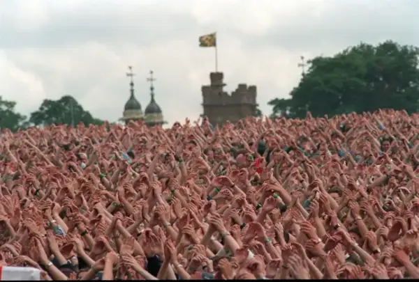 Oasis 2027: концертний тур, що може стати реальністю 7 A Sea of hands full the crowd at Knebworth Park during the Oasis Open Air Concert.