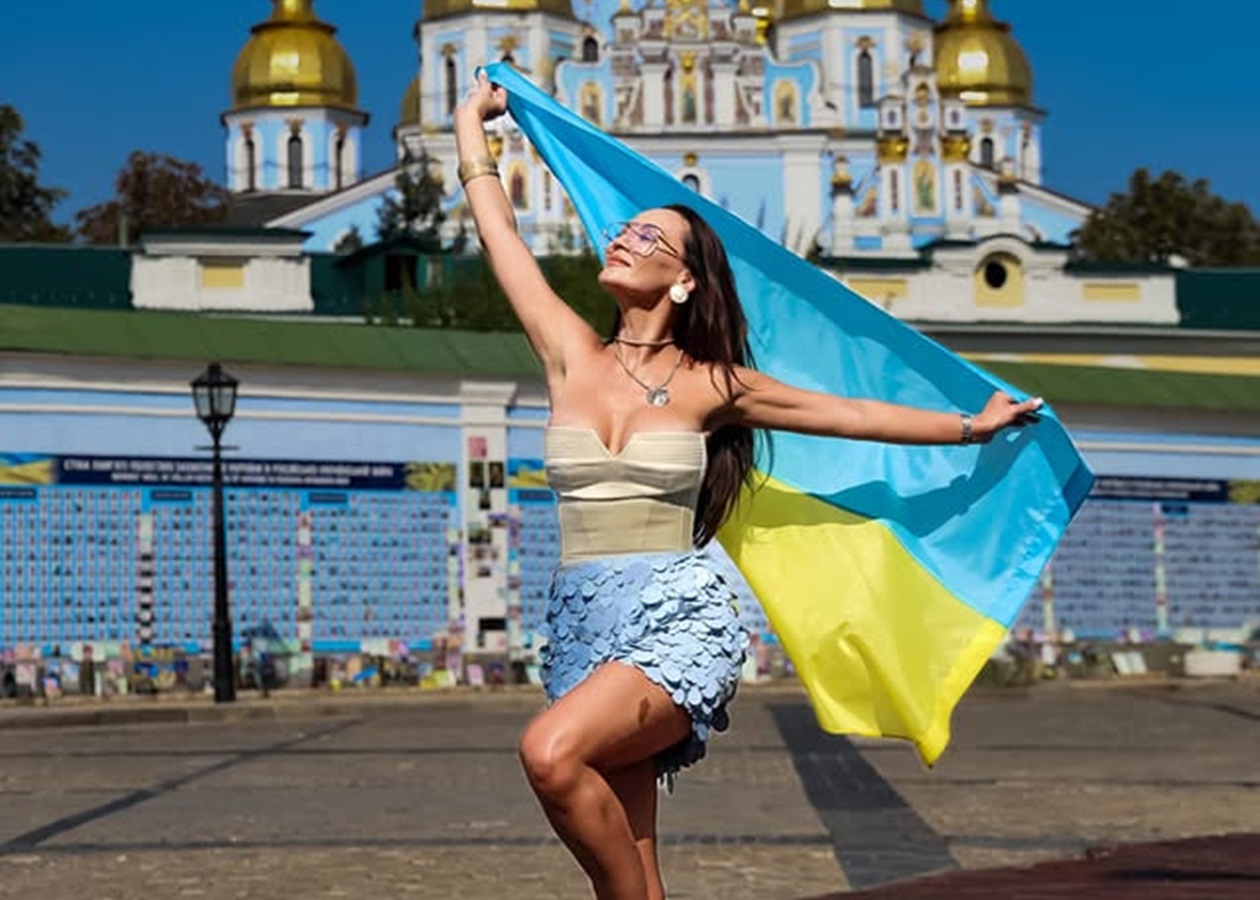 Акторка наразилася на критику за фотосесію біля меморіалу 3 Акторку звинуватили у неповазі до меморіалу через її фотосесію0