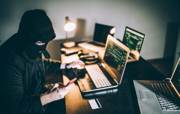 Сім схем у WhatsApp крадуть гроші з карток: код із SMS просять навіть "друзі"2