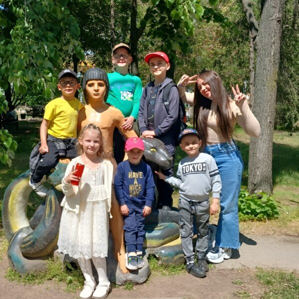 12 дітей: родина-герой з України, яка всиновила 9 братів і сестер