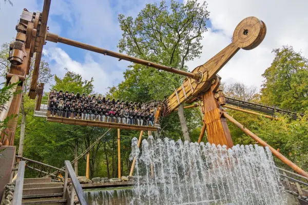 Величезний дерев'яний маятник Waterspin, що перевозить повне навантаження гостей, гойдається над басейном з водою в Duinrell. Вассенар, Нідерланди. 24 жовтня 2025 року.