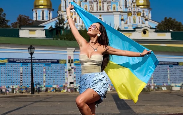 Акторка наразилася на критику за фотосесію біля меморіалу 4 Акторку звинуватили у неповазі до меморіалу через її фотосесію1