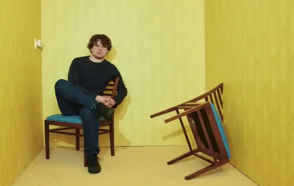 За лаштунками” ігнорує відповіді, залишаючи глядачів у роздумах