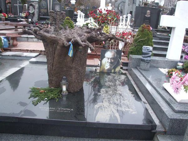 Пам’ятник Богдану Ступці здивував незвичайним дизайном3
