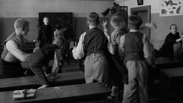 Кадр із «Білої стрічки» (2009). Ганеке наголошував, що історію не слід зводити лише до пошуку «витоків нацизму» — його цікавило, як абсолютні моральні та релігійні правила можуть породжувати радикалізм