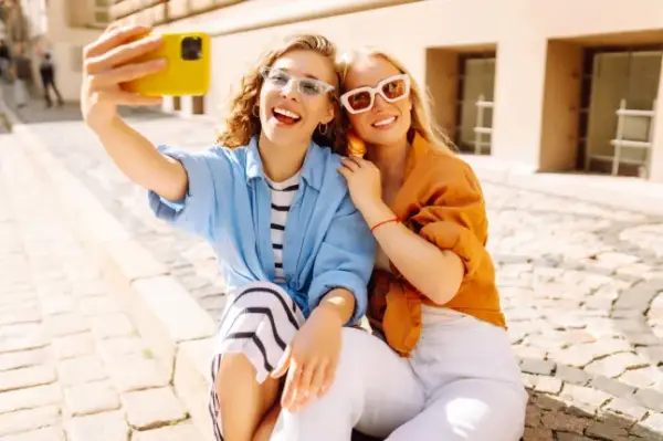 Рекомендації батькам: перша поїздка дитини з друзями 12 Young friends having fun and take selfie on the phone together. Lifestyle, leisure, entertainment, youth concept.; Shutterstock ID 2435944527; purchase_order: -; job: -; client: -; other: -