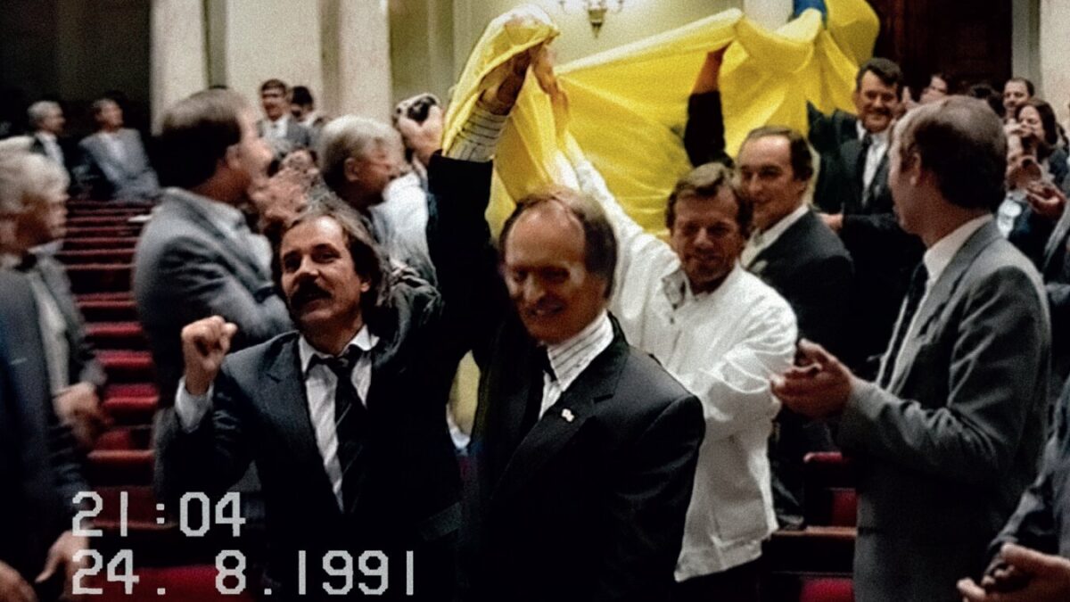 7 метрів та блакитний колір: історія прапора 1991 року, який знову рятує українців0