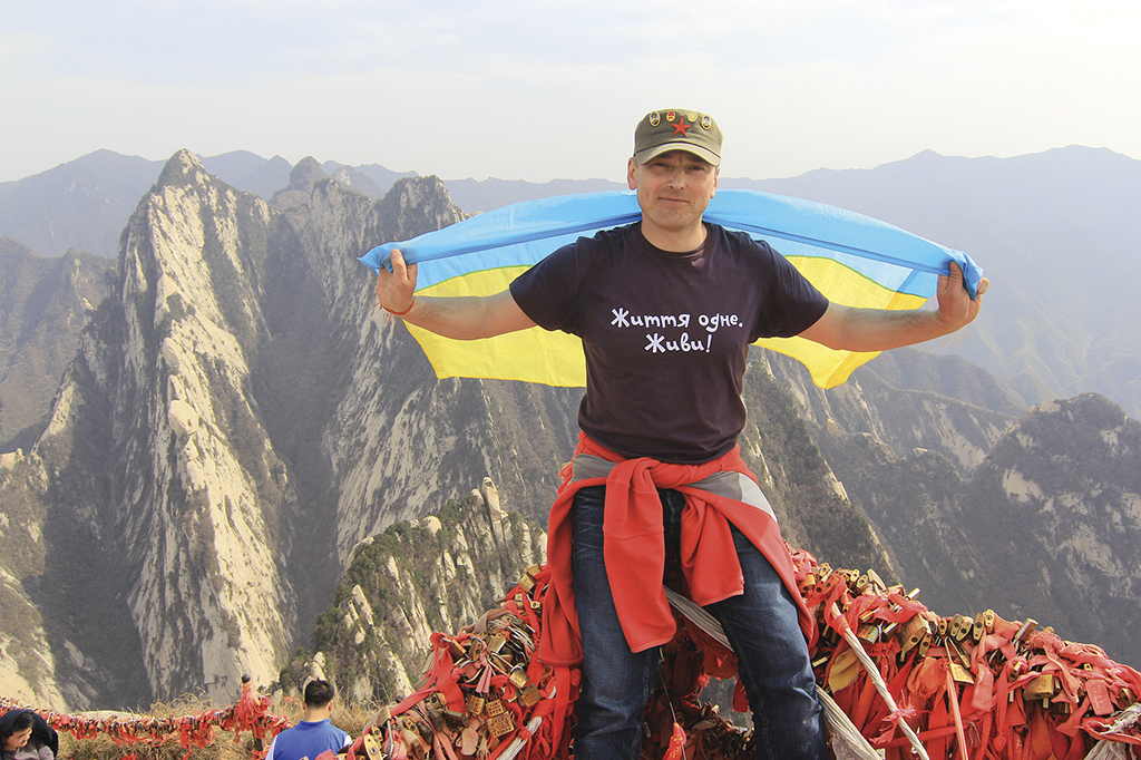 За кордоном водимо екскурсії  з прапором, який пережив найстрашнішу ніч на МАЙДАНІ | Mandry5