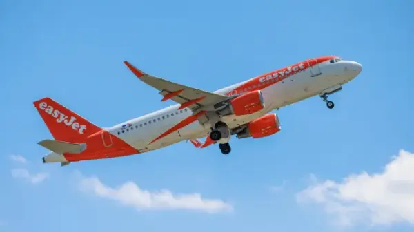 Airbus A319 авіакомпанії EasyJet летить над Берліном.