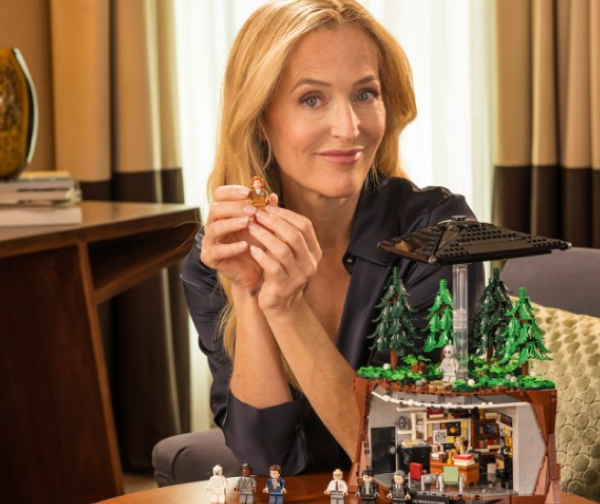 Lego здивує фанатів «Цілком таємно» новим набором у співпраці з Джилліан Андерсон