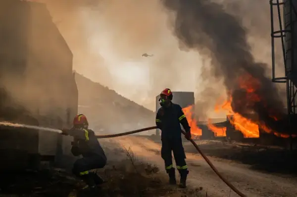 Пожежники гасять пожежу на тваринницькому підприємстві поблизу Куварас, на південь від Афін