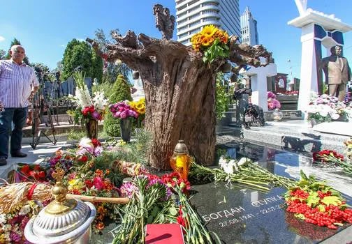 Пам’ятник Богдану Ступці здивував незвичайним дизайном4