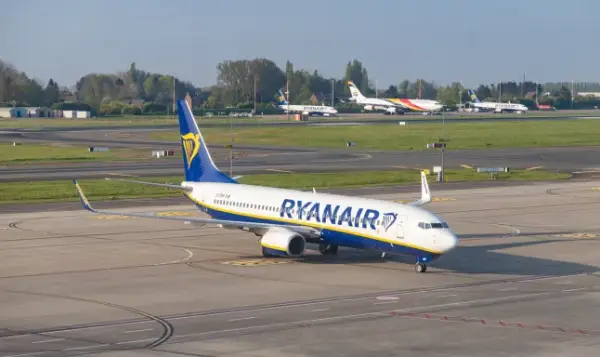 Два європейські аеропорти закриваються, що вплине на рейси easyJet та Ryanair з Великої Британії 13 A picture of a Ryanair plane taxiing at the Charleroi Airport.