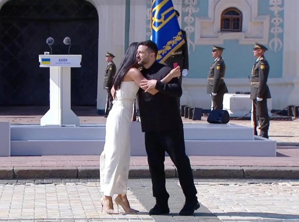 Зеленський присвоїв почесні звання Огнєвіч та ONUKA 5 Зеленський вручив почесні звання Огнєвіч та ONUKA1