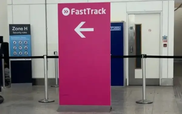 Чи вартий платний Fast Track в аеропорту: перегони з партнером дали відповідь 7 (Picture: Chelsea Dickenson)