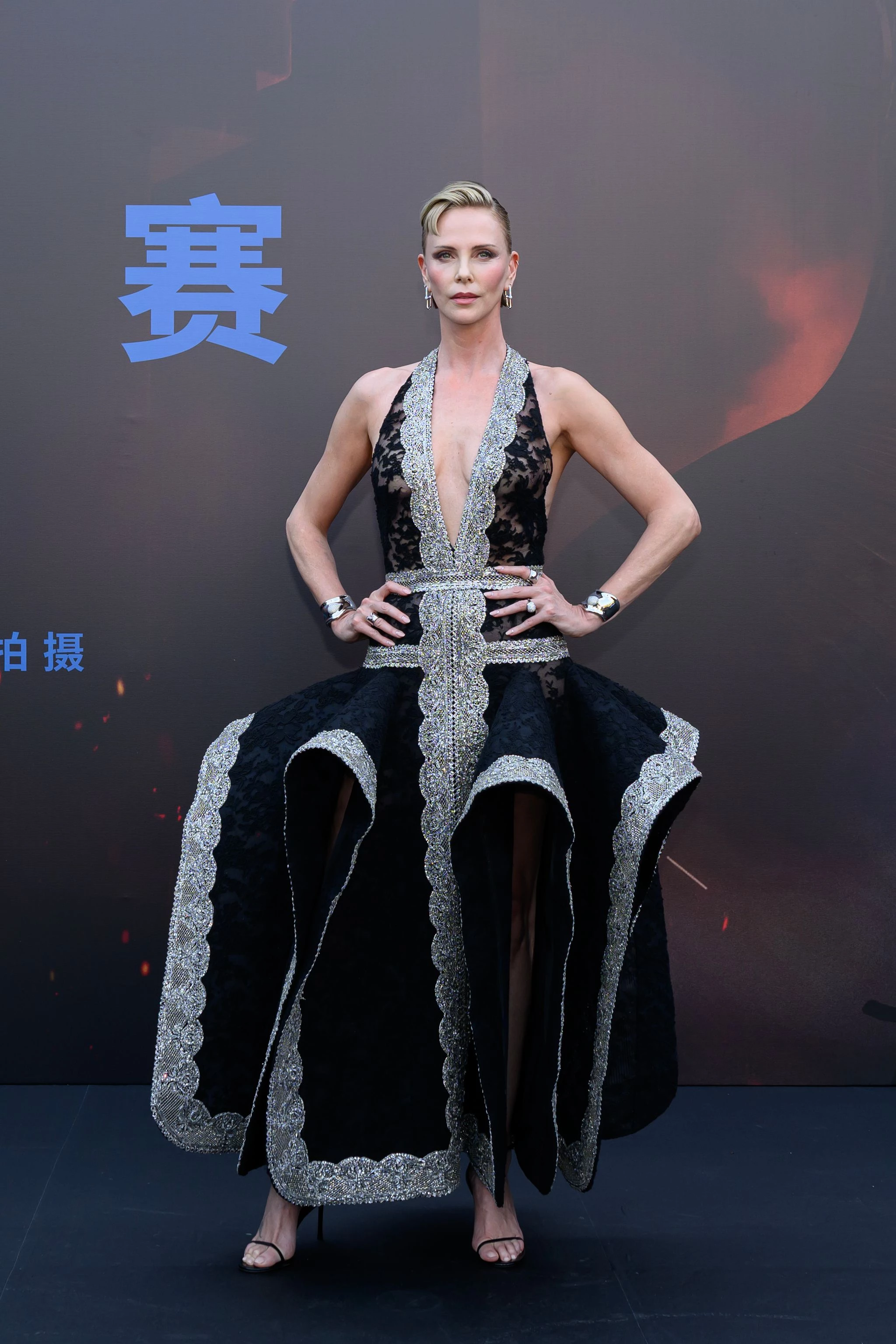 Шарліз Терон в Givenchy на премʼєрі "Одіссеї" в Пекіні. Yanshan Zhang/Getty Images0