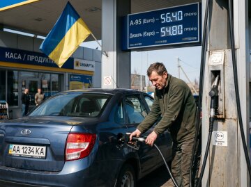 Ціни на пальне: скільки коштує заправити повний бак бензину чи дизелю 6 Бензин А-95 по 83,40, дизель по 95,90 грн: скільки коштує повний бак на АЗС2