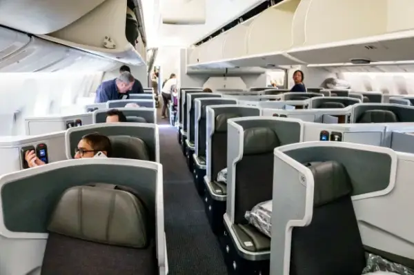 Мати з немовлям у бізнес-класі: чи етично це? 17 Miami International Airport, American Airlines business class seating. (Photo by: Jeffrey Greenberg/Universal Images Group via Getty Images)