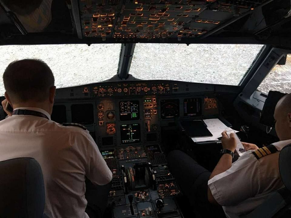 Побитий градом літак успішно приземлився в Стамбулі | Mandry1