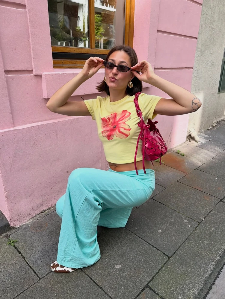Футболки, що підкорюють street style: новий тренд для всіх 12 Ці футболки — новий streetstyle-хіт, який може приміряти кожна3