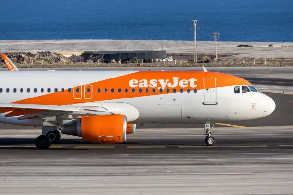 Ryanair замінить EasyJet на летовищах Великої Британії 6 Тенеріфе, Іспанія – 2 березня 2026 року: літак Airbus A320 авіакомпанії EasyJet в аеропорту Тенеріфе Південний в Іспанії.