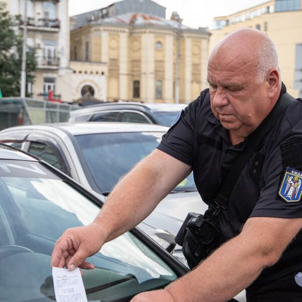Паркування біля під’їздів та на газонах коштуватиме 680 гривень та евакуації авто