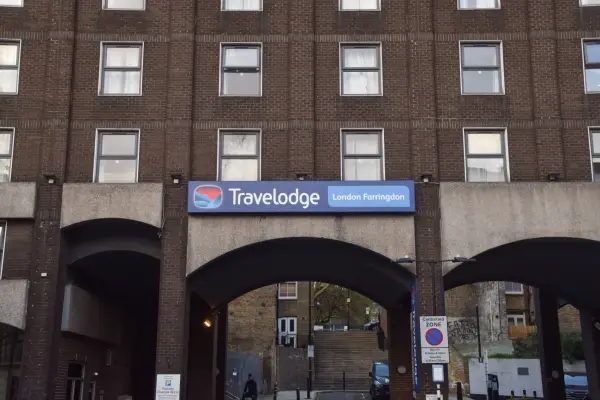 Лондон, Велика Британія – 30 березня 2026: зовнішній вигляд готелю Travelodge Farringdon на Кінґс-Кросс-Роуд.