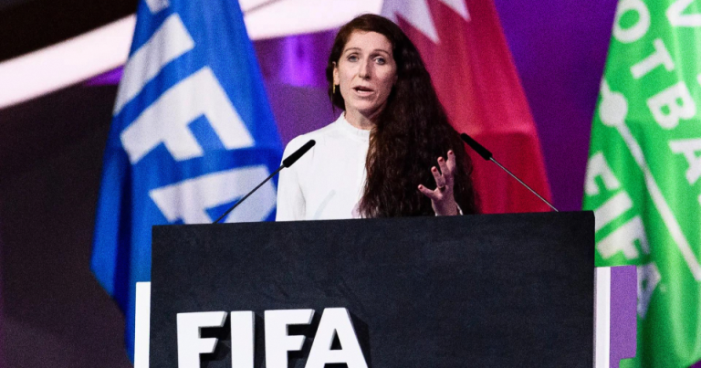 Жінки кидають виклик президенту FIFA на тлі кризи в організації 9