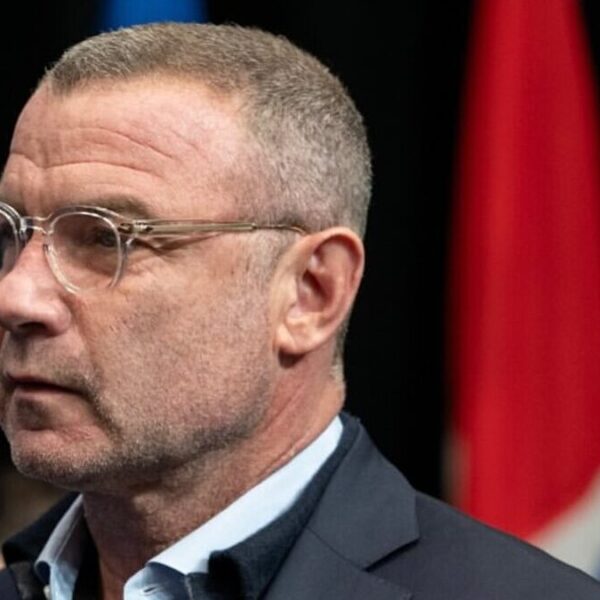 Лів Шрайбер відвідав місце російського удару в Києві