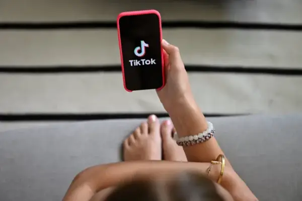 Рекомендації батькам: перша поїздка дитини з друзями 13 A teenager holds her smartphone displaying the logo of Chinese social network Tik Tok in Brussels on July 7, 2026. The European Commission estimated, on July 6, 2026, that the French bill banning social media access for children under 15 was not fully compatible with European Union law, while reaffirming its support for the initiative. Like France, Spain and Denmark are also working on the introduction of a digital age of majority to follow Australia's example, who became in December 2025 the first country to implement such a law. (Photo by Nicolas TUCAT / AFP via Getty Images)