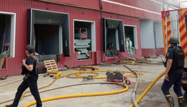 У Харкові після ворожого обстрілу горять склади видавництва «Ранок»