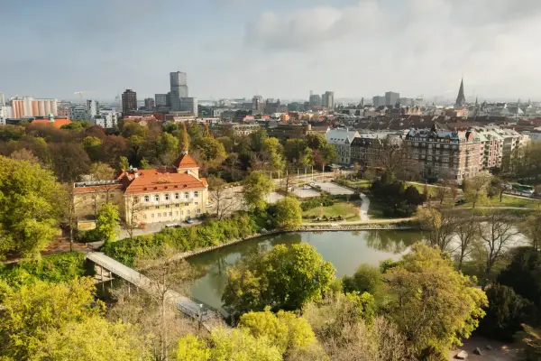 Європейський нічний потяг з'єднає чотири міста до 2028 року 8 Вид з висоти на великий зелений парк посеред великого міста. Slottsparken розташований у центрі Мальме.