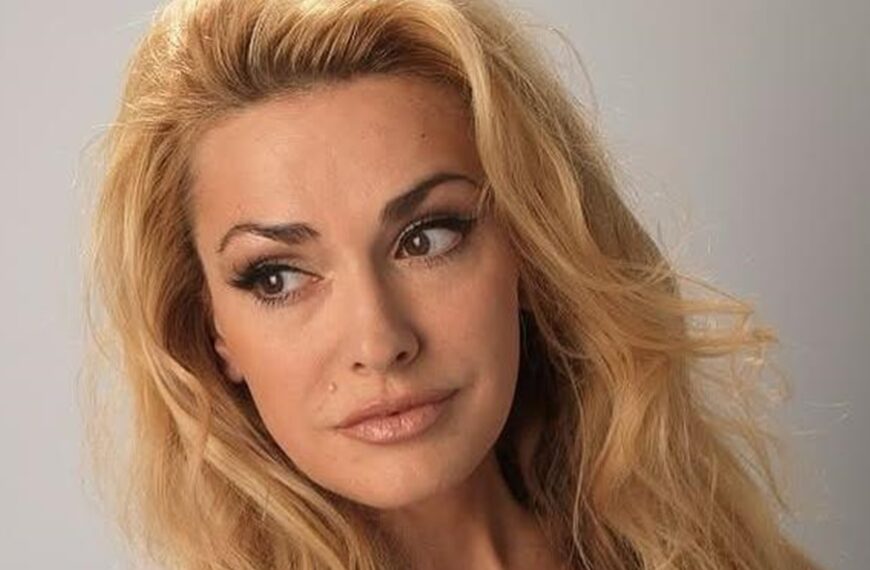 Сумська показала фігуру у відвертому вбранні