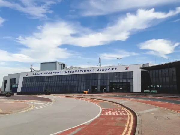 Ryanair замінить EasyJet на летовищах Великої Британії 8 Йедон, Великобританія – 16 квітня 2014 року: зовнішній вигляд міжнародного аеропорту Лідс-Бредфорд у Західному Йоркширі. Цей аеропорт розташований у Йедоні в межах міської агломерації Лідса, він є хабом для Ryanair, Transavia та Jet2. Зображення зроблено вдень у хмарну погоду.