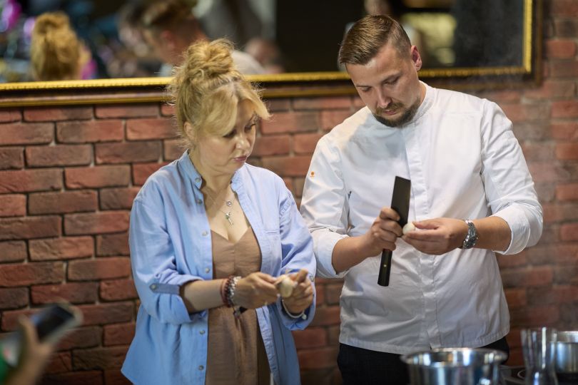 Київський кінобранч: кулінарна подорож світом шеф-кухаря 25 Кулінарна мандрівка, натхненна легендарним шеф-кухарем. У Києві відбувся кінобранч до виходу стрічки3