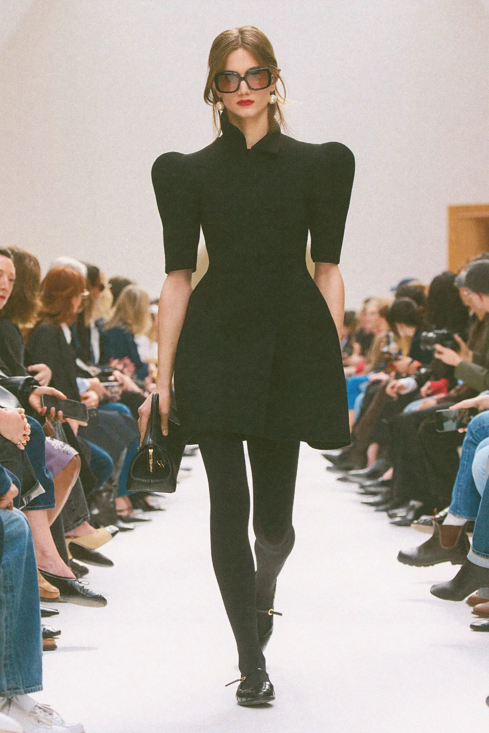10 суконь, що визначать осінні тренди 2026/2027 41 10 суконь, які будуть всюди цієї осені: головні тренди сезону 2026/202713