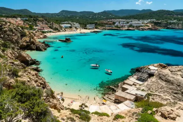 Рекомендації батькам: перша поїздка дитини з друзями 10 Ibiza beach. Cala Tarida beach located in western Ibzia island, Spain.