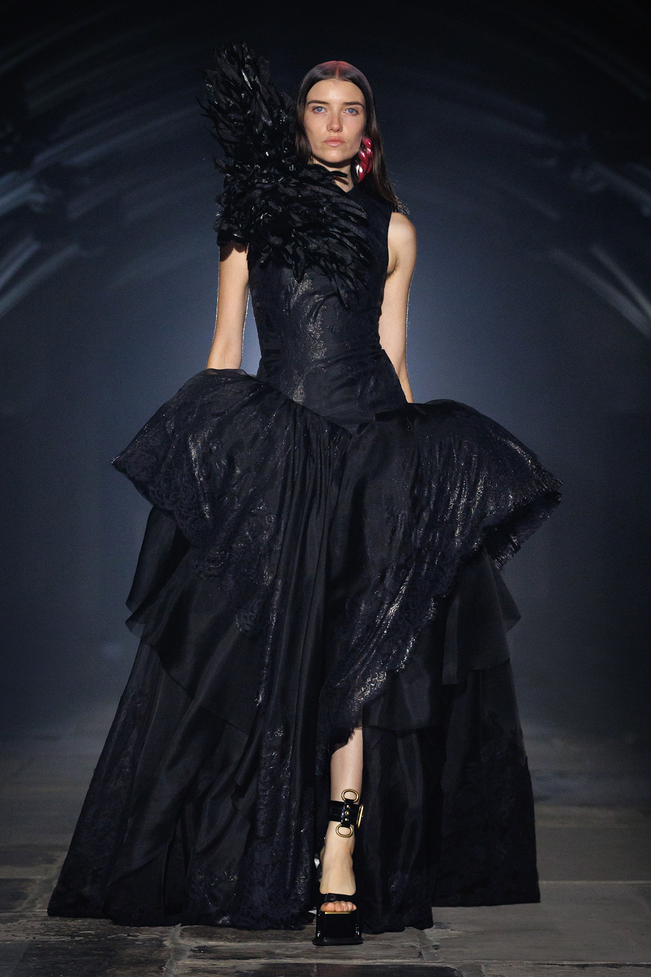 McQueen представив нову колекцію, натхненну нічним Лондоном та релігійним живописом 72 Енергія нічного Лондона та релігійний живопис: якою вийшла нова колекція McQueen34