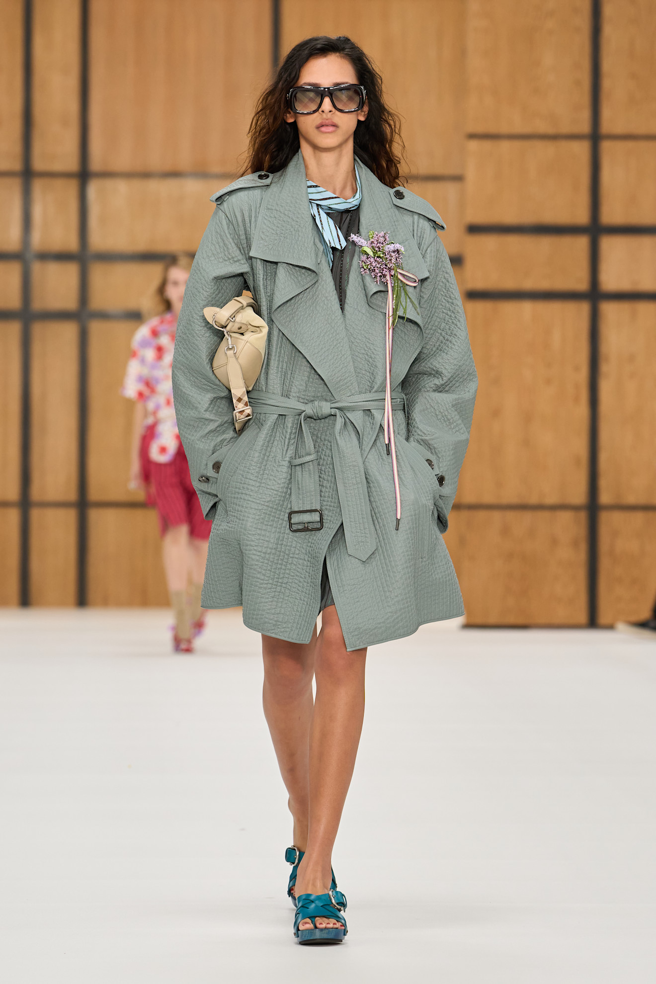 Burberry представив нову колекцію весна-літо 2027, акцентуючи увагу на тренчах 69 Ода тренчу: роздивляємося нову колекцію Burberry весна-літо 202725