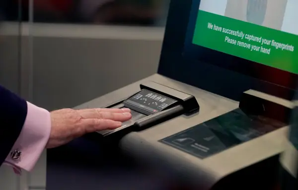 Ryanair: впровадження EES – це "катастрофа", побоюються довгих черг 5 An identity and fingerprint terminal is used during a preview of the newly developed Entry Exit System (EES) zone at the Eurotunnel terminal in Folkestone, Kent. People from non-EU countries, including UK travellers, will face new EU border checks from October 12, which will involve having their fingerprints registered and photograph taken to enter the EU. Picture date: Tuesday September 23, 2025. PA Photo. Photo credit should read: Gareth Fuller/PA Wire