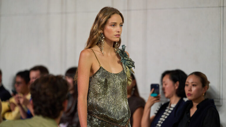 Ralph Lauren весна-літо 2027: шовк, золото та потертий денім 7