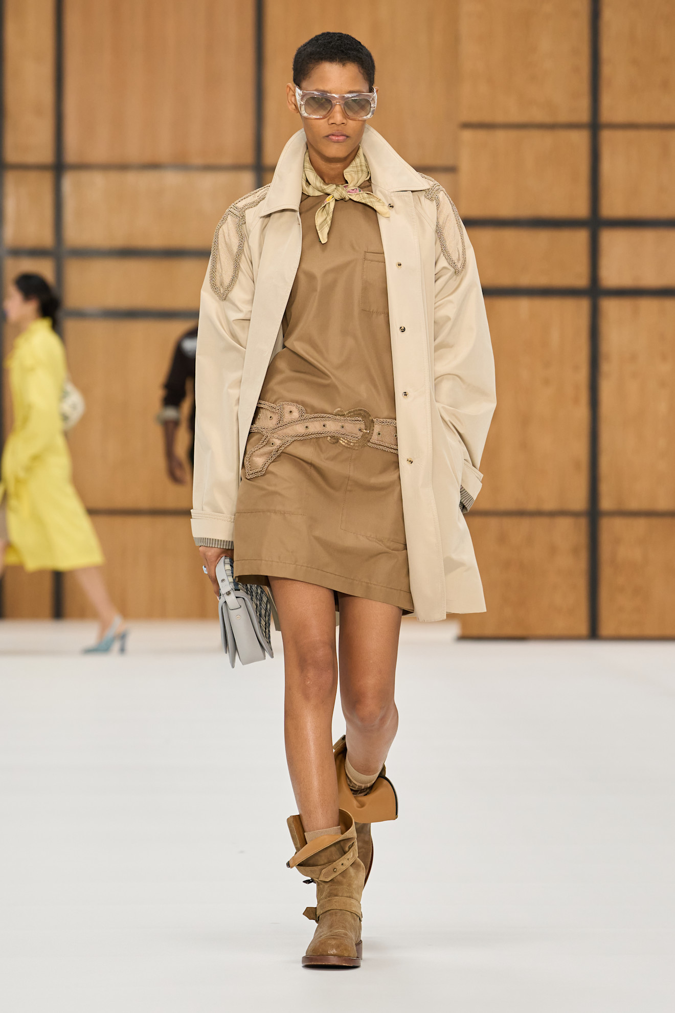 Burberry представив нову колекцію весна-літо 2027, акцентуючи увагу на тренчах 54 Ода тренчу: роздивляємося нову колекцію Burberry весна-літо 202710