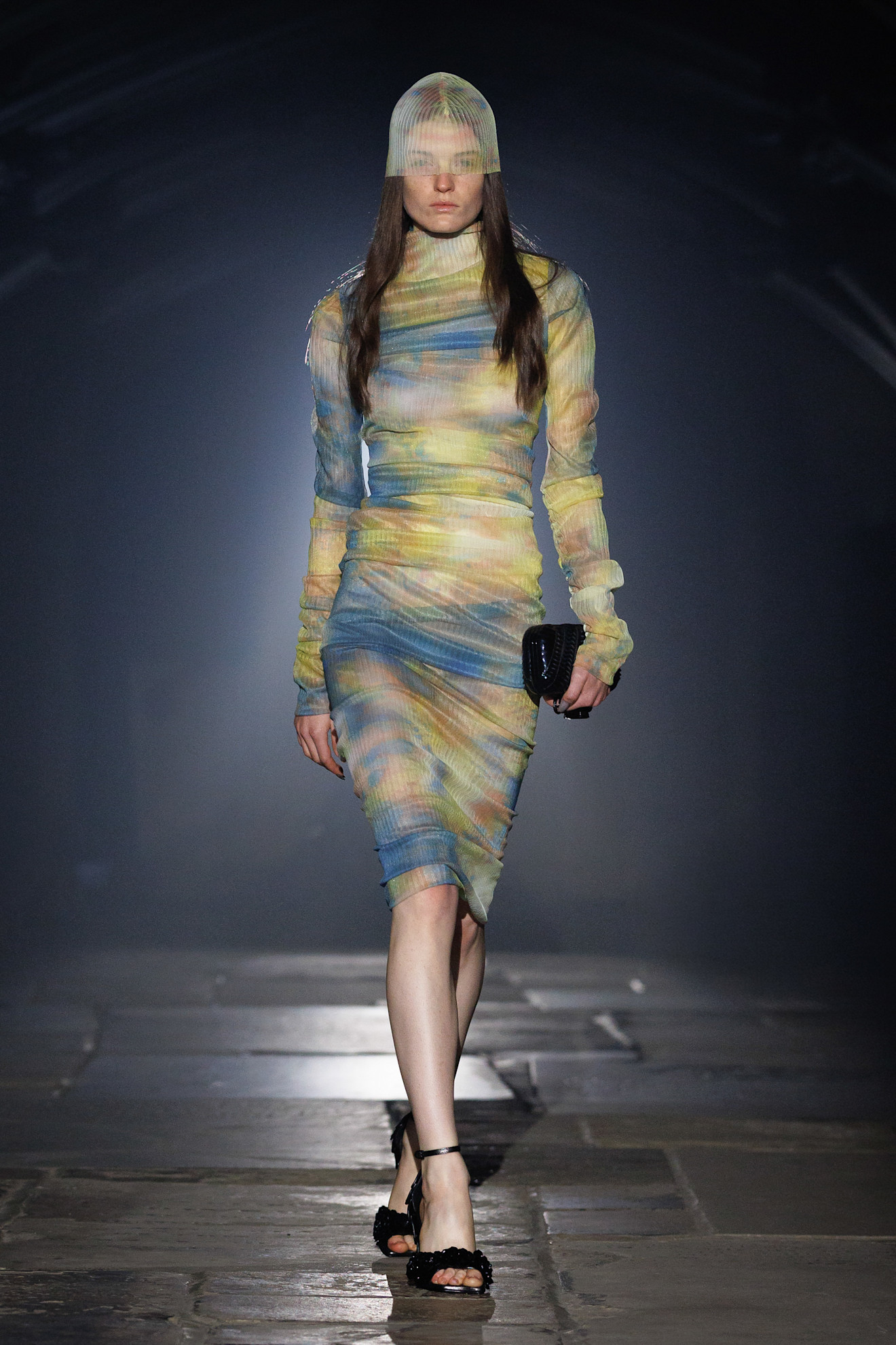 McQueen представив нову колекцію, натхненну нічним Лондоном та релігійним живописом 63 Енергія нічного Лондона та релігійний живопис: якою вийшла нова колекція McQueen25