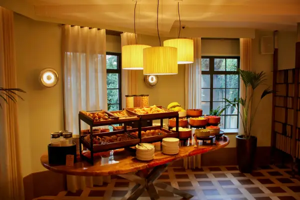 Сніданковий шведський стіл у ресторані Rycrofte's, Coffee & Bar в готелі The Derby London City, Curio Collection by Hilton.