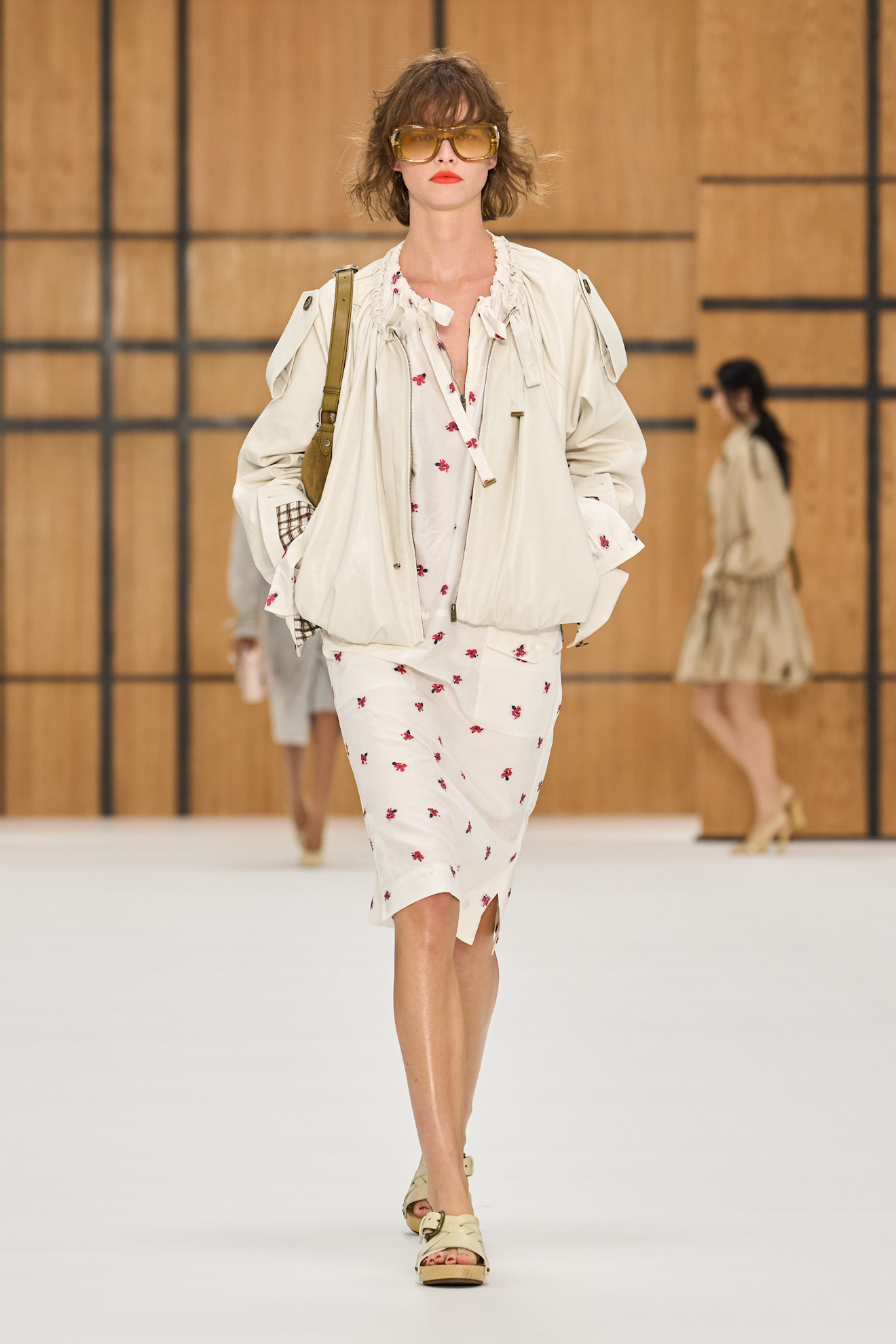 Burberry представив нову колекцію весна-літо 2027, акцентуючи увагу на тренчах 51 Ода тренчу: роздивляємося нову колекцію Burberry весна-літо 20277