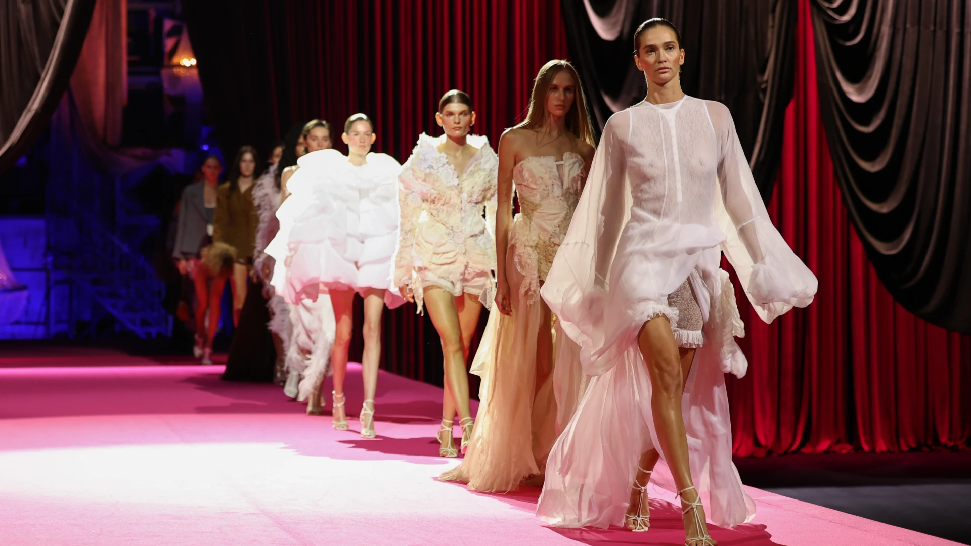 Модне шоу в Опері: яким був перший показ нового сезону Ukrainian Fashion Week0