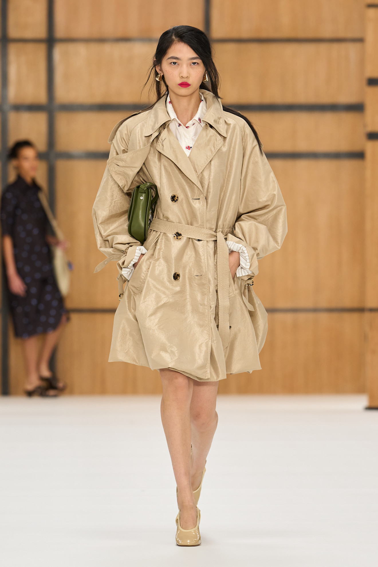 Burberry представив нову колекцію весна-літо 2027, акцентуючи увагу на тренчах 48 Ода тренчу: роздивляємося нову колекцію Burberry весна-літо 20274