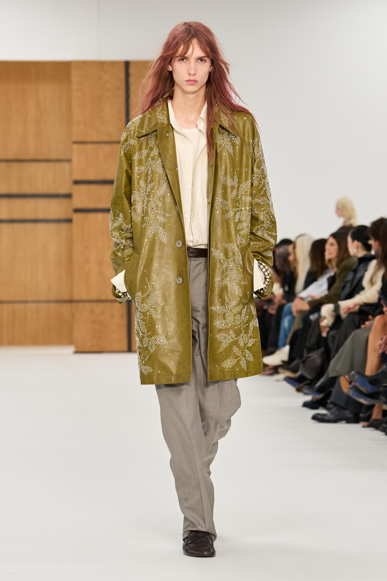 Burberry представив нову колекцію весна-літо 2027, акцентуючи увагу на тренчах 60 Ода тренчу: роздивляємося нову колекцію Burberry весна-літо 202716